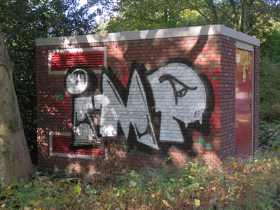 833325 Afbeelding van graffiti met de tekst 'IMP', op een elektriciteitshuisje aan de Neckardreef te Utrecht, bij de ...